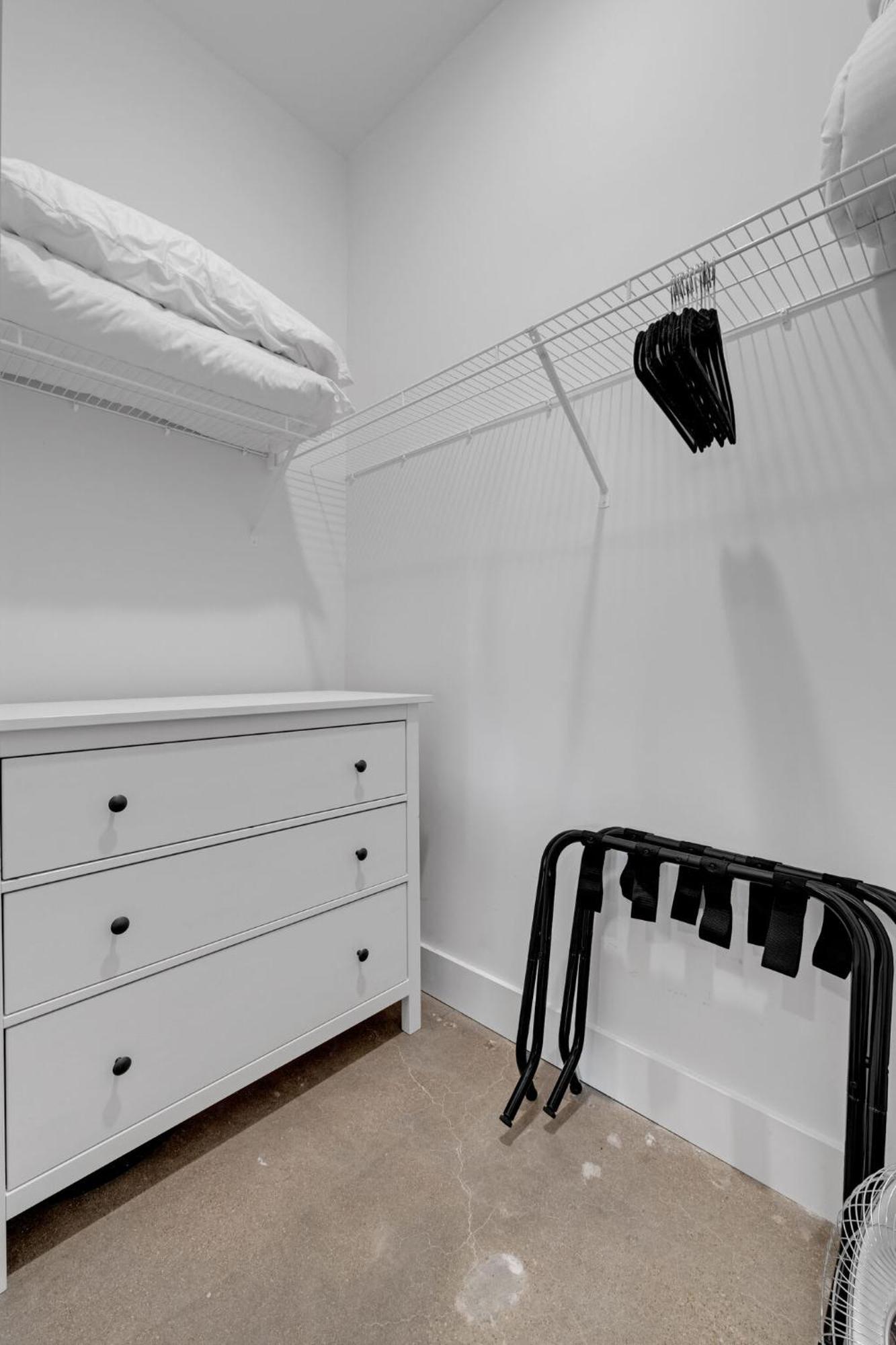 New Sleeps 4 - 7 Mins To Dwtn Apartment *
