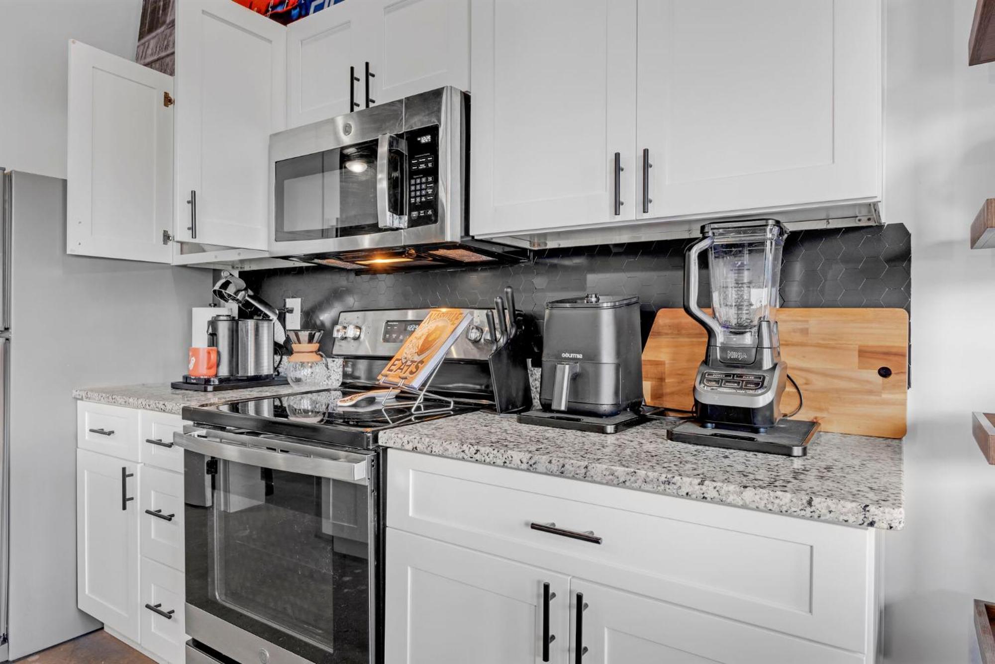 New Sleeps 4 - 7 Mins To Dwtn Apartment
